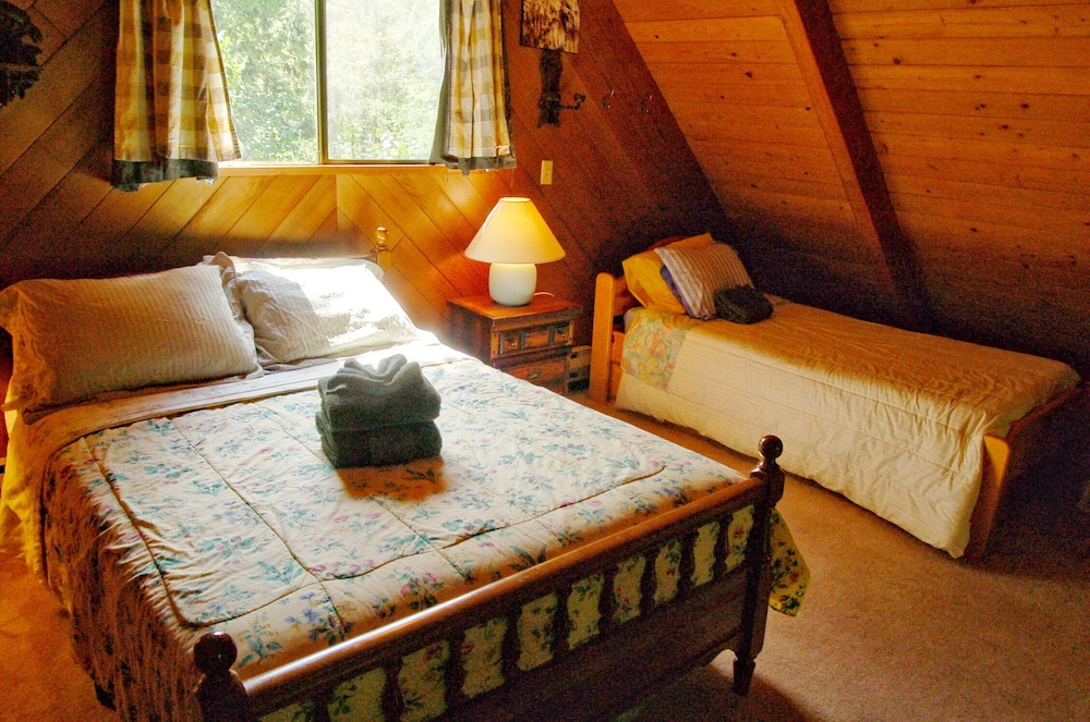 Mt Baker Rim Cabin #53 - A Cozy Cabin With a Open Fire Place and Outdoor hot tub view 3