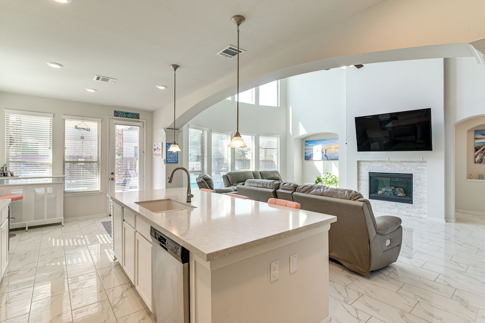 Games, Films & Outdoor Fun: Luxe Home in La Marque