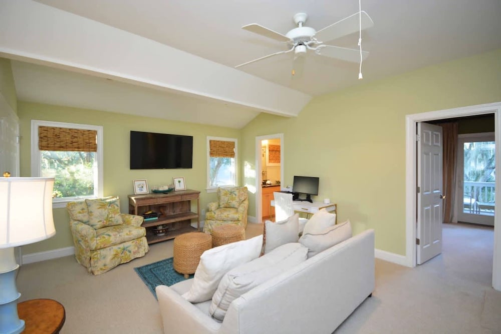 Island Time - Pet Friendly and Minutes From Beach