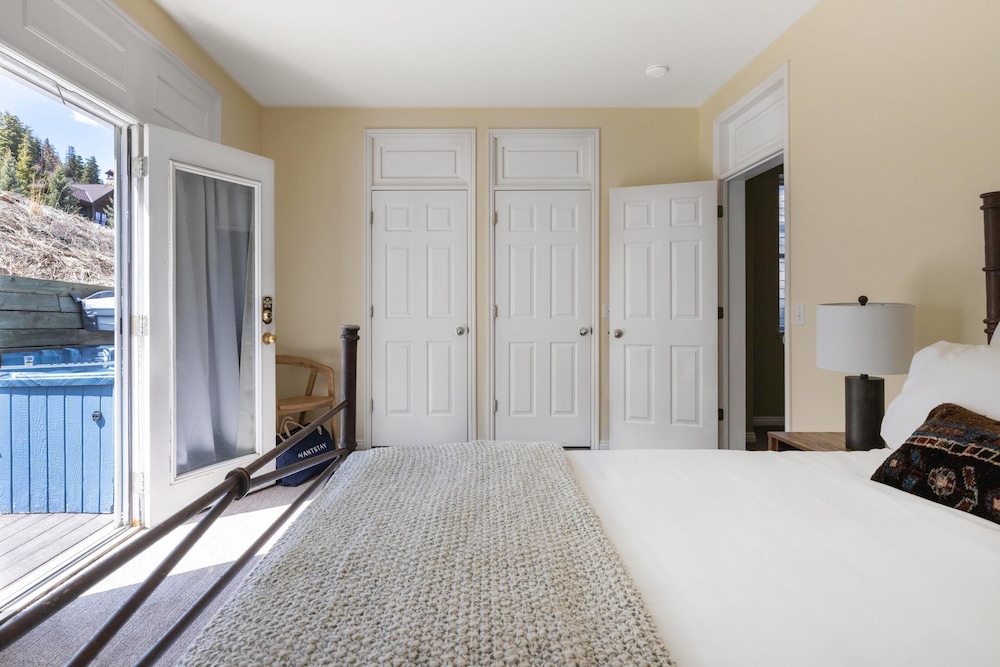 Silver Star by Avantstay Ideal Park City Location Close to Slopes Hot Tub view 2