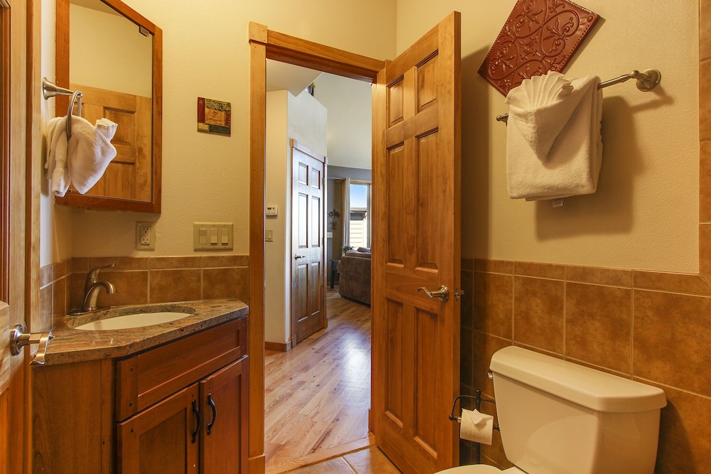 The Twin Owls 21a 2 Bedroom Condo by RedAwning - Property Image 36