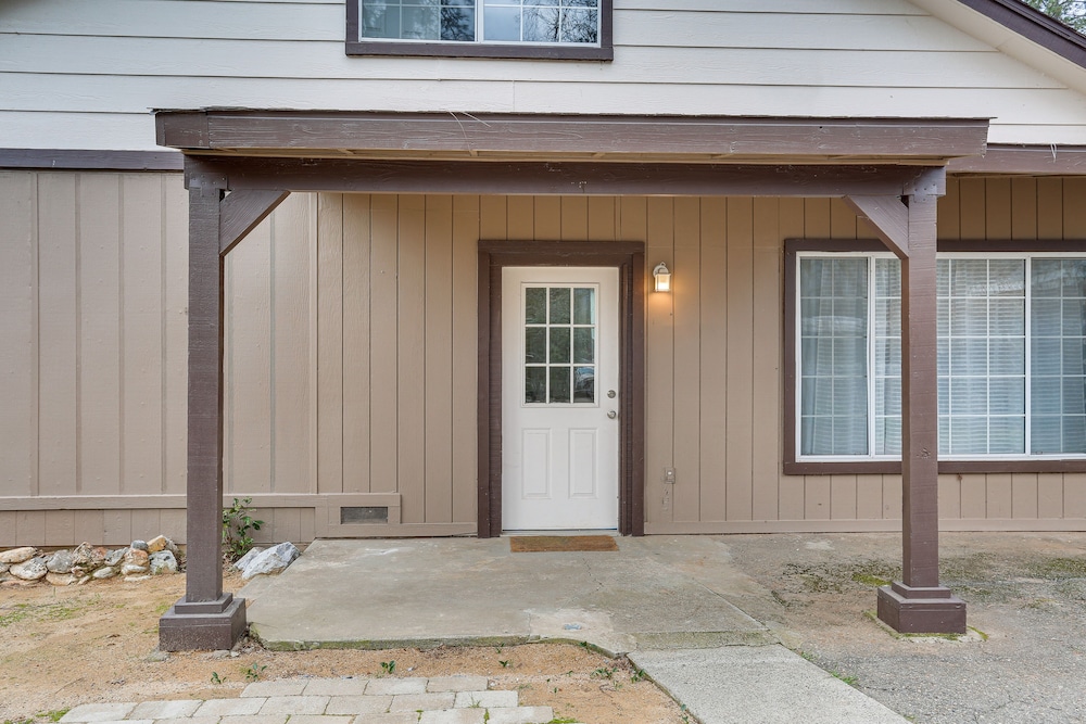 Charming Lakehead Cabin: Walk to Shasta Lake!