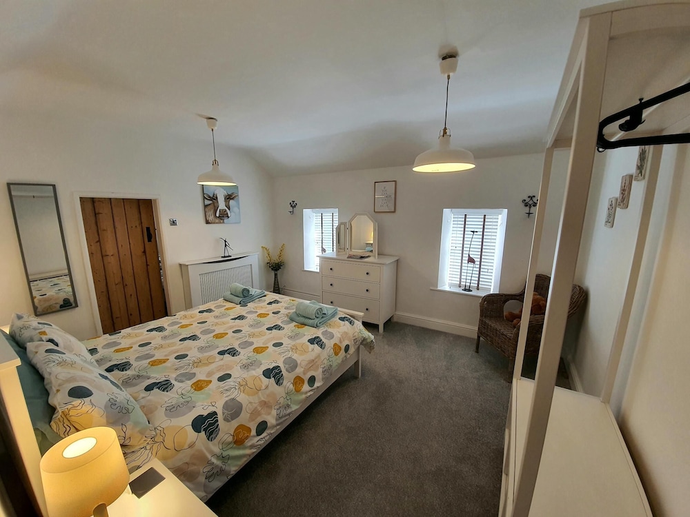 Charming 5-bed Cottage in Old Sodbury Bristol view 2
