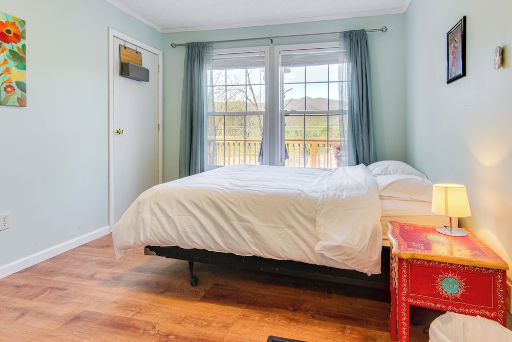6 Mi to Blue Ridge Parkway: Home w/ Deck & Views!
