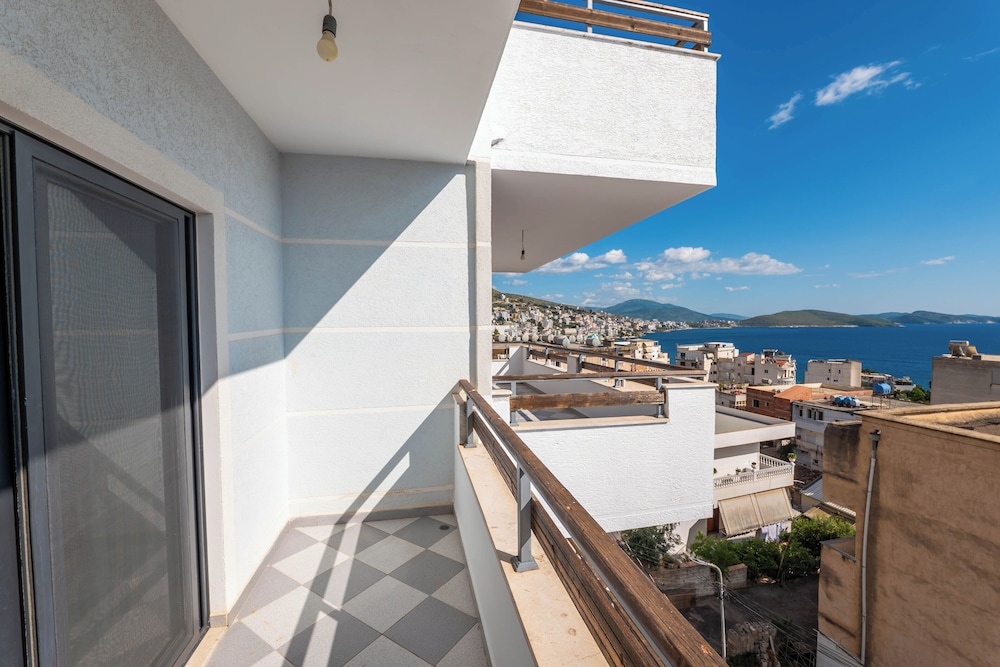 Lazy Roo Hostel Saranda