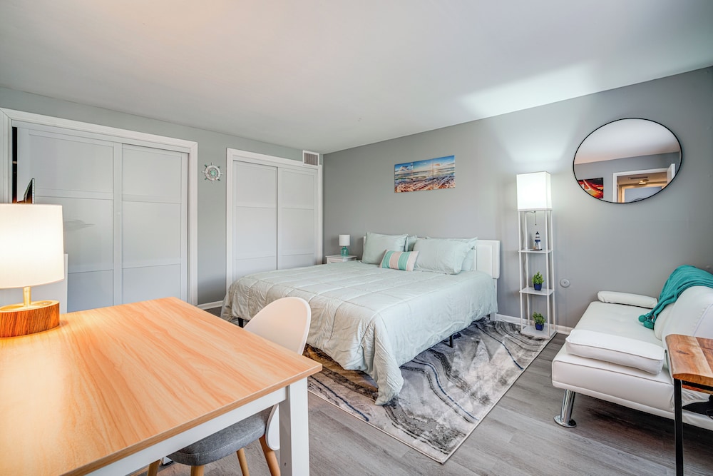 Walk to Casino: Condo w/ Balcony in Atlantic City!
