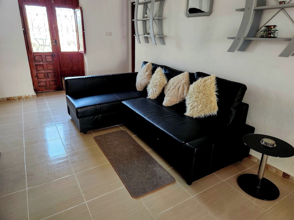 Casita-2guests-pool-patio-bbq-parking-fireplace