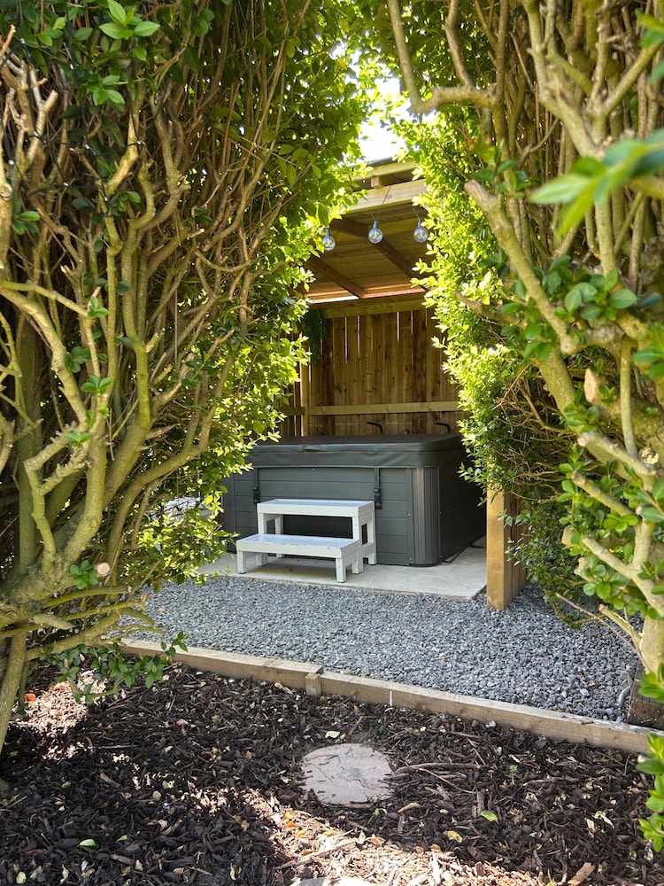 Fernlea Luxury Shepherds Hut - Sleeps 2 & Hot Tub