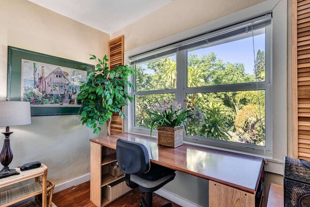 The Secret Garden Home Close to Beach, Shops, Restaurants, Pet Friendly, Close to Lucerne Ave! view 3