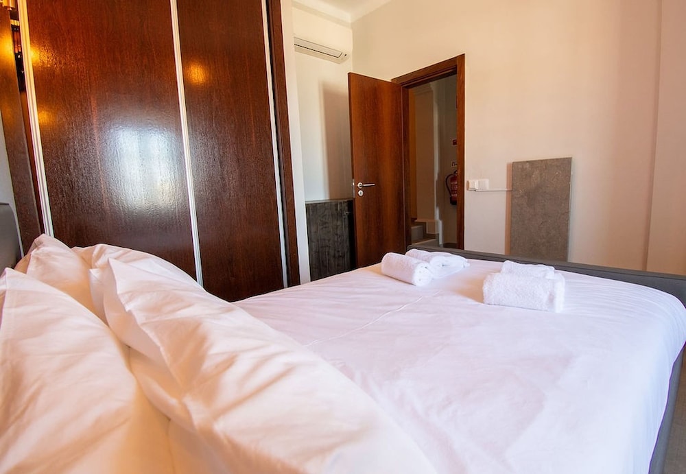 12a Travessa da Nau Modernised yet Traditional h