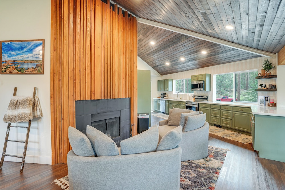 Mid-mod Mountain Cabin Near Thumb Butte Trails!