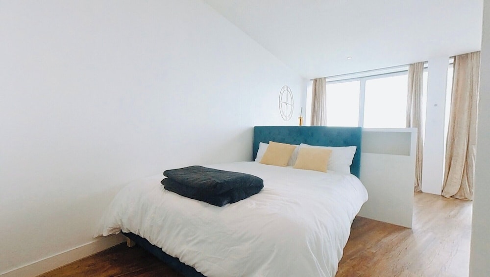 1 Bed City Studio Sleeps 3 - Wifi, Views