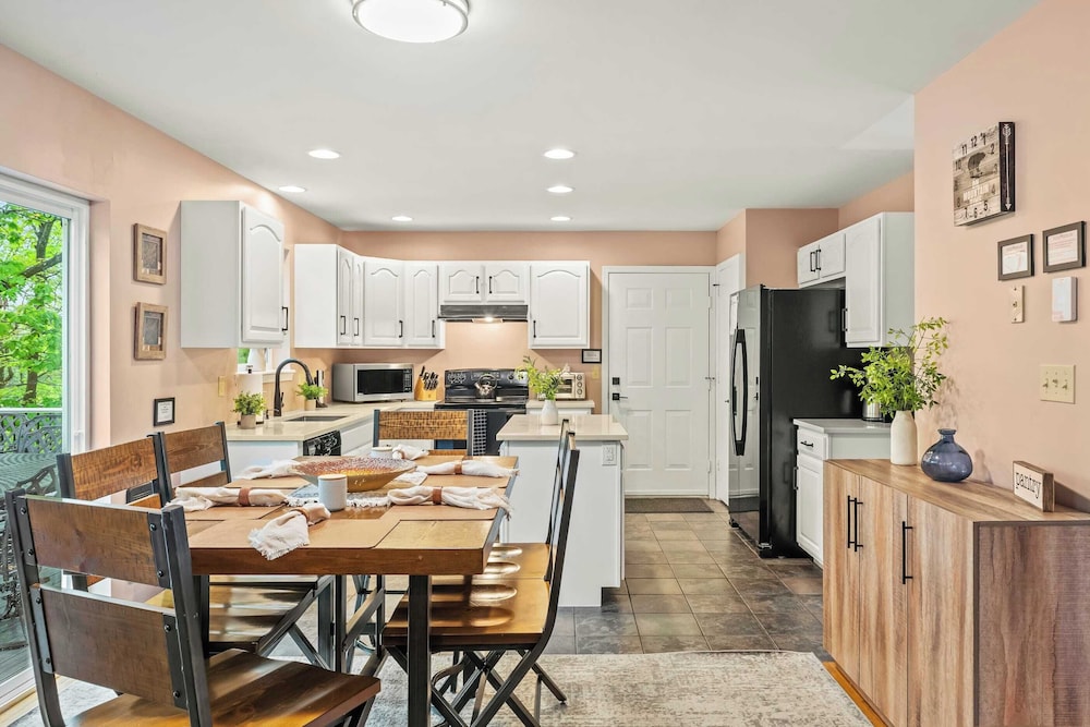 Lakeview Retreat w/ Kayaks, Game Room, Firepits Gated Community w/ Lake + Beach Access