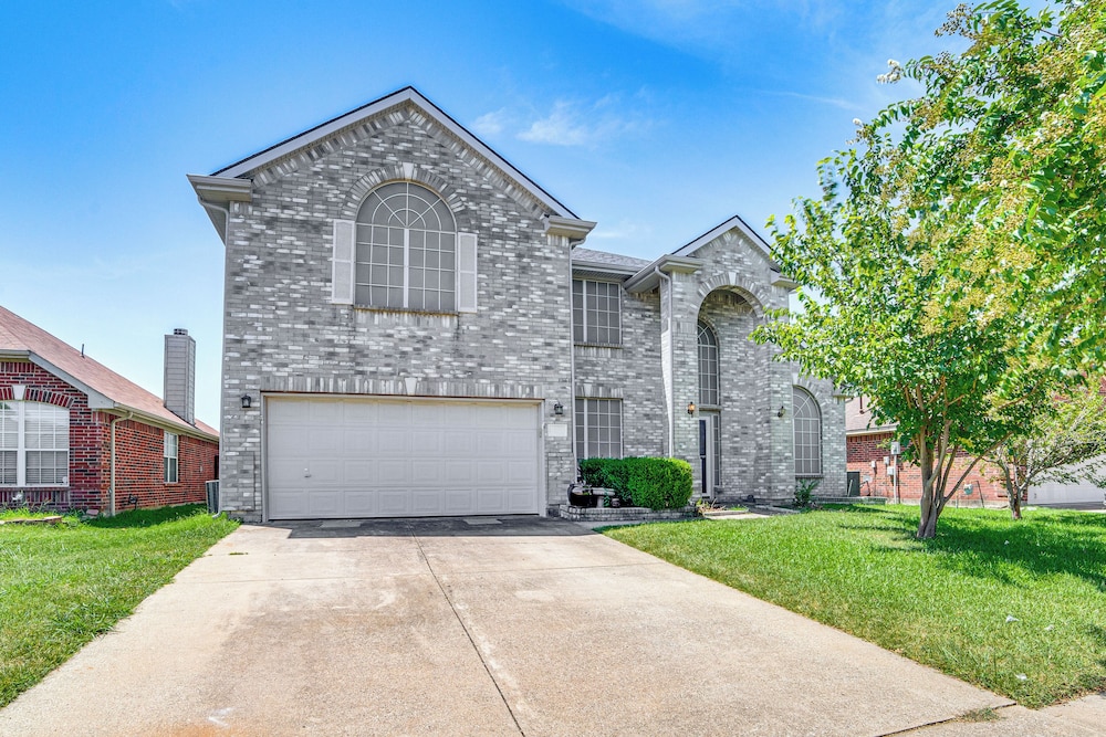 Game Room, Hot Tub & Pool! Grand Prairie Getaway