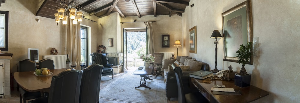 Ostra Menalon Luxury Suites