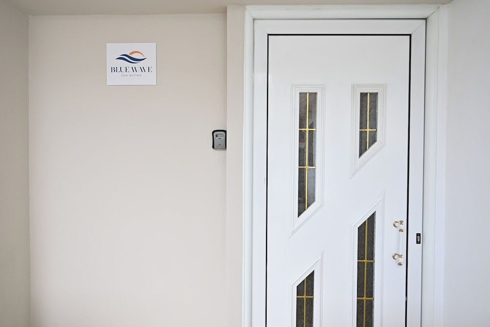 Blue Wave Suites - Ixia