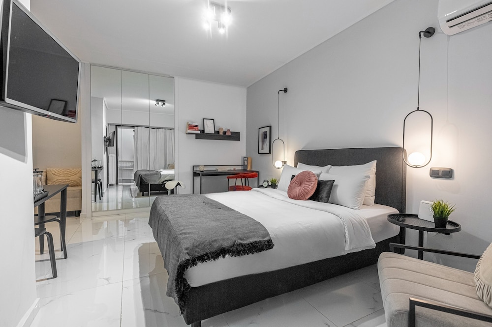 Phaedrus Living: Lykavitos Heights Studio