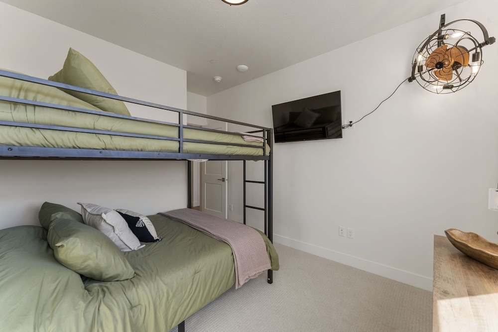 St. Gorgeous 3 Bedroom Condo