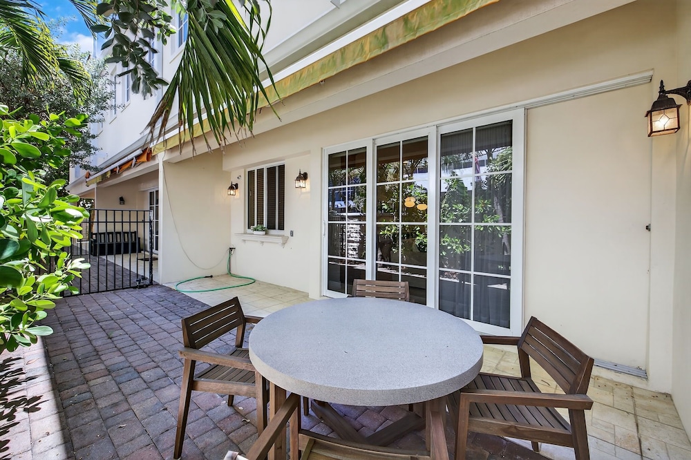 Daisy Townhouse Steps from The Beach