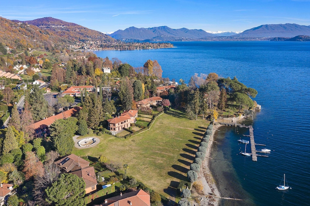 Lakefront Holiday Home