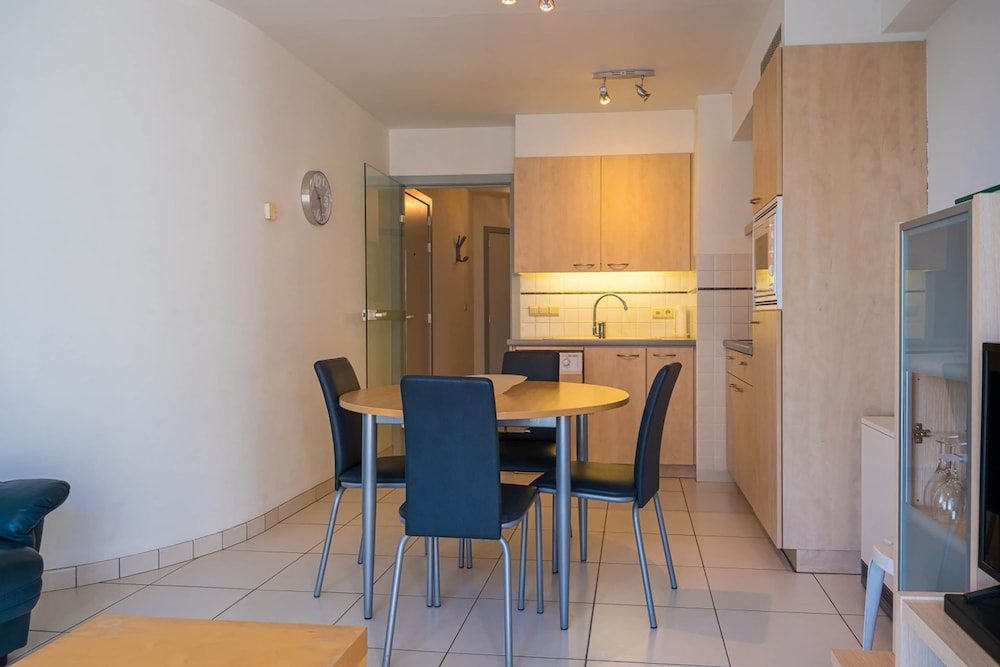 Sleeps 33! 4 Condos, Walk to the Beach, Resort-style Pool, Endless Summer Resort