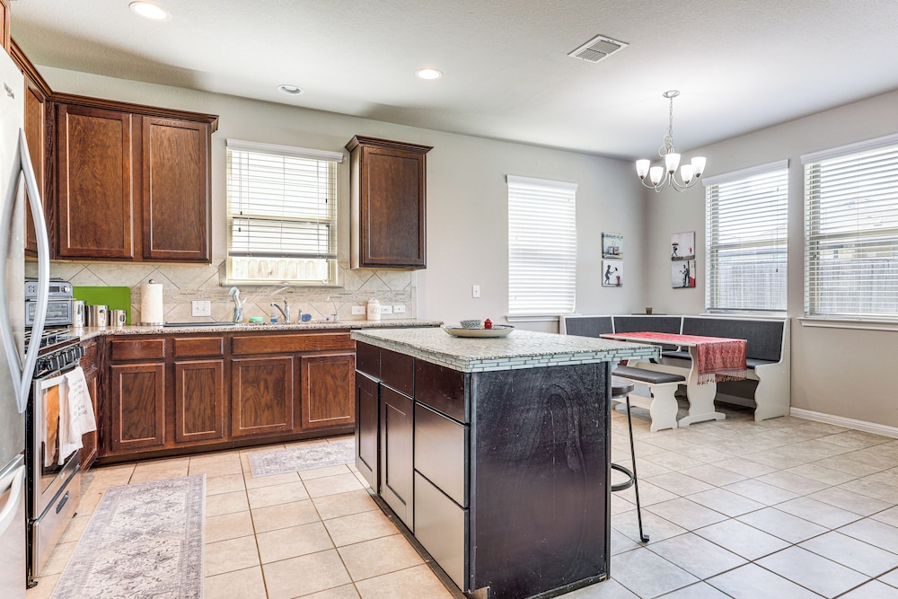 Family Home w/ Pool Access: 5 Mi to Downtown Buda!