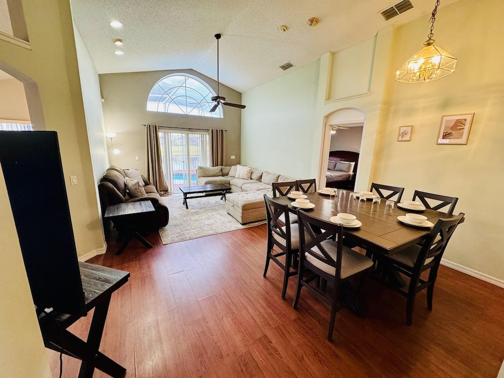 Private Pool House With Lake View, Near all Famous Attractions!!!