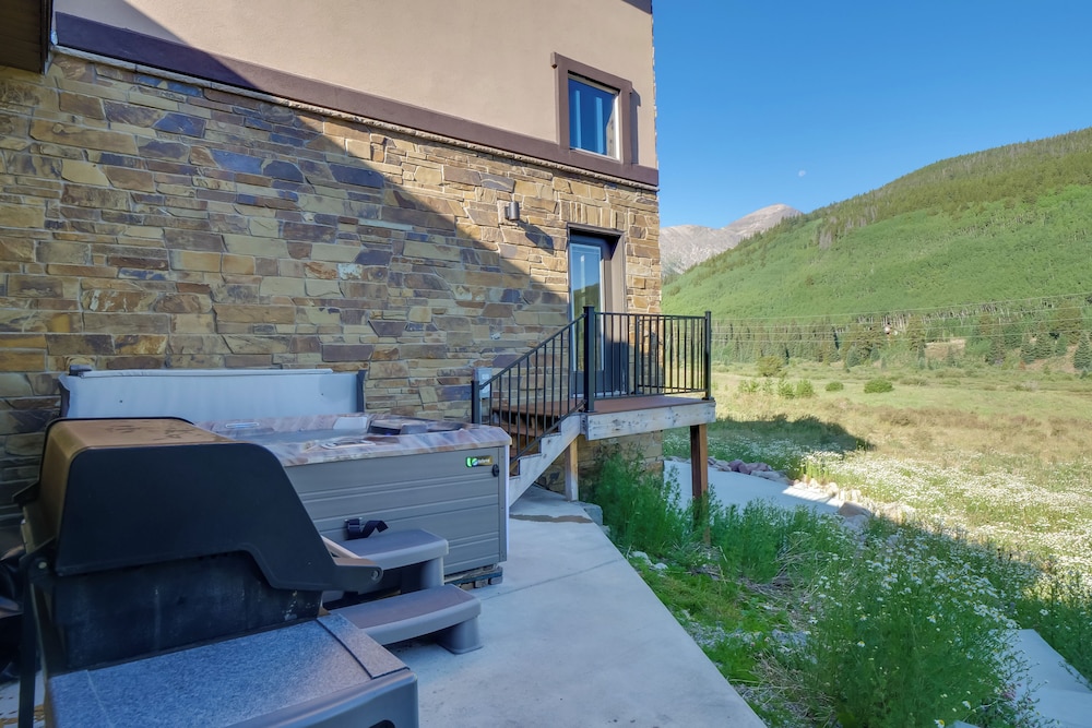 Aspen Grove Views: Spacious Duplex 5 Mi to Breck