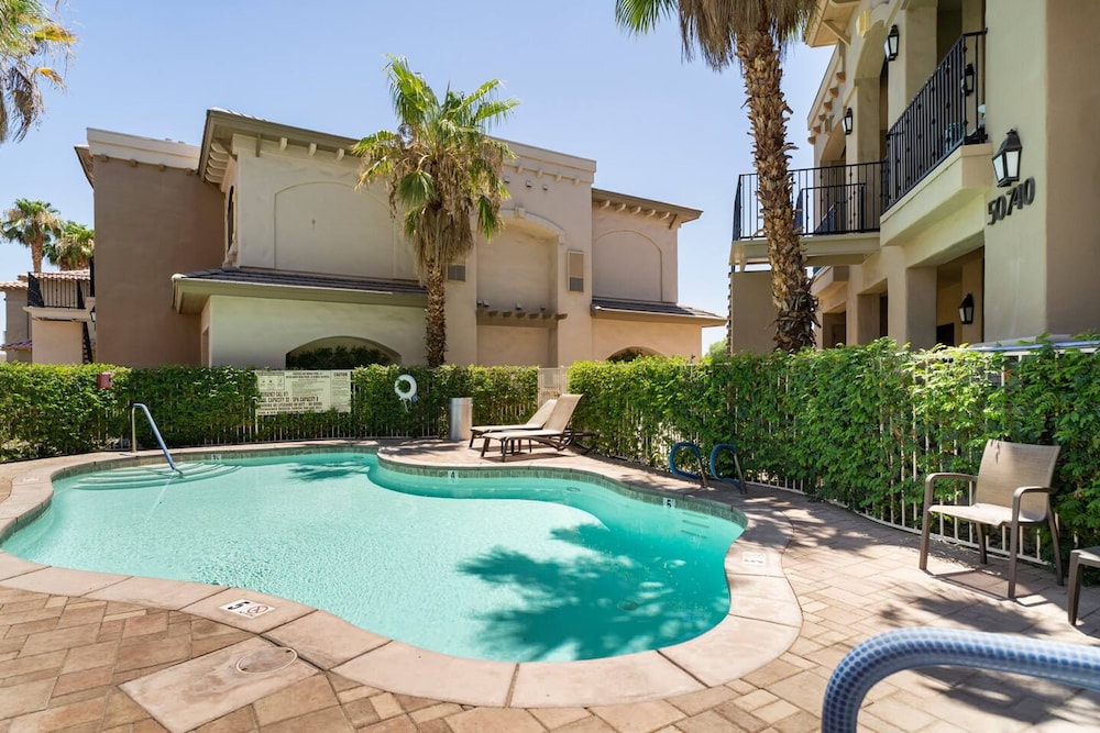 Designer Desert Condo Pool Hot Tub Dogs Welcome