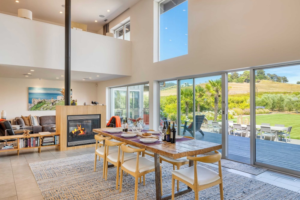 Coplan Vineyards by Avantstay 10-acre Estate w/ Pool, Spa, Bocce & Designer Interiors