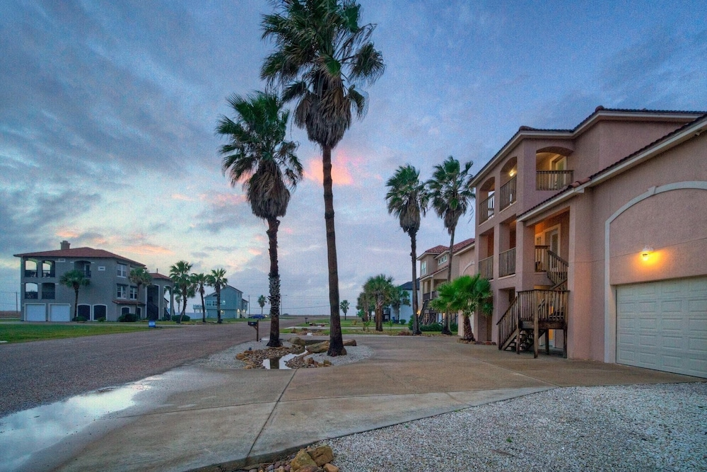 Walk to the Beach Avantstay Golf Cart Brdwalk