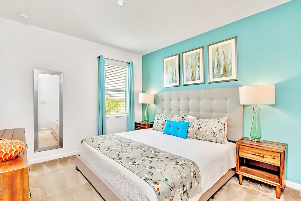 Upstay Lakefront Home w Pool Cinema, Games, BBQ