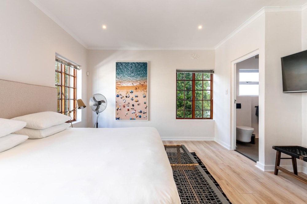 Cape Azure Oasis - Sea Point Retreat With hot tub