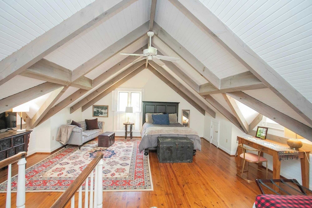 35 Acre Villa w/ Pool, Spa, Wine Cellar & Gym + Near Golf Club La Pearla Ranch by Avantstay