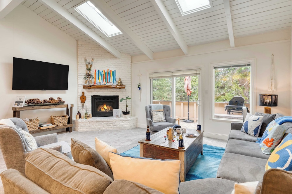 Ski Way by Avantstay Cozy Tahoe Home w/ Fireplace & Balcony