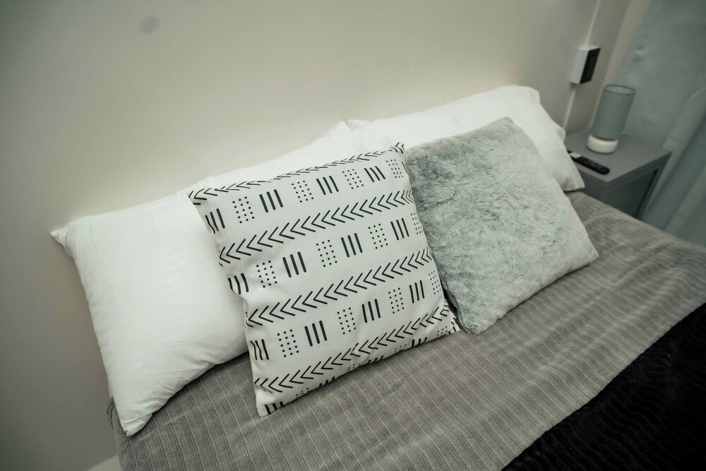 2-bedroom Elegant Condo With Sunrise & Mountain View