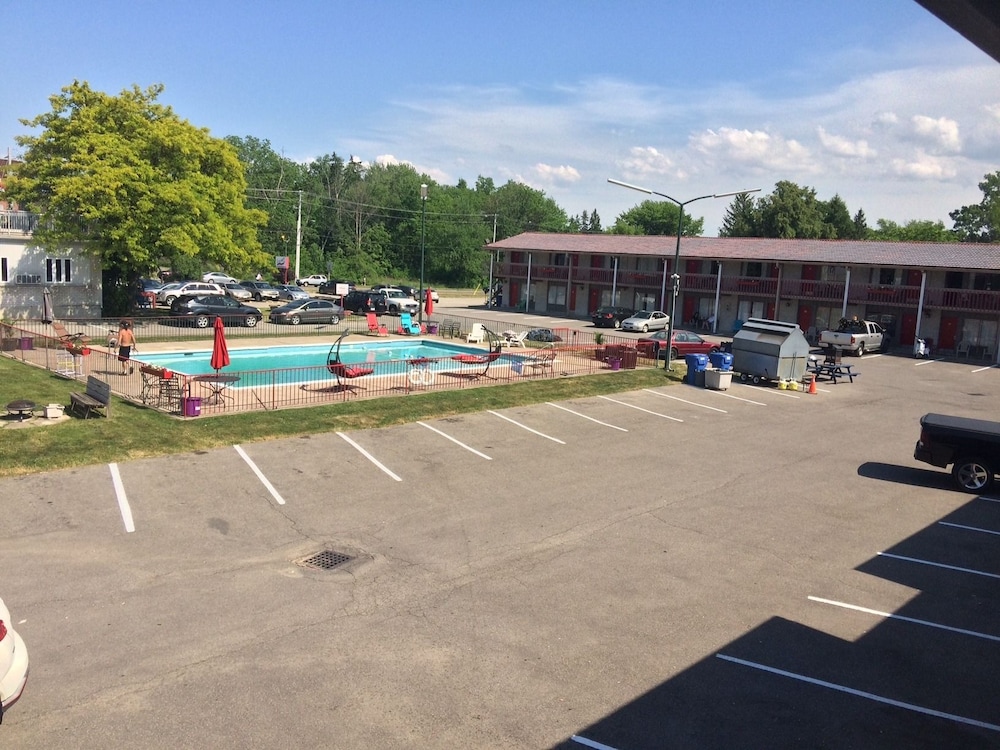 Candlelight Inn - Image 4