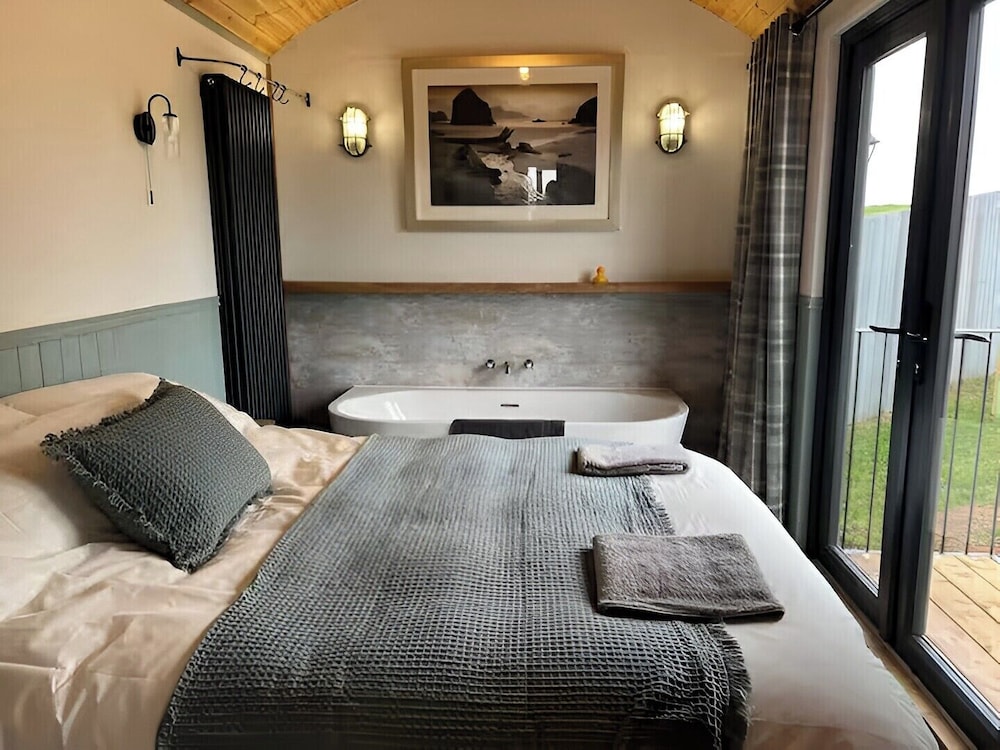 Whimple Shepherd Hut, Sleeps 2, Wood Fire & Garden