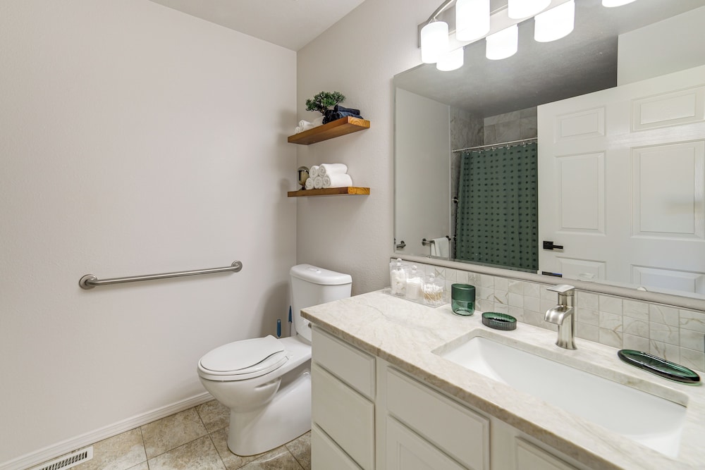 7 Mi to Dtwn: Charming Retreat w/ Yard in Boise