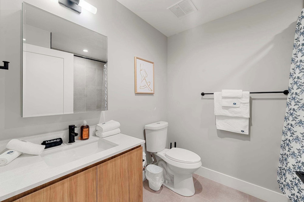 Edgewater Gem Stylish 2BR Apartment Near Lake