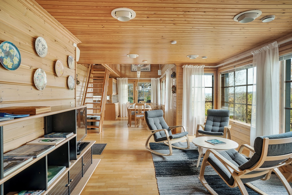 Cozy 3BR Riverside House with Sauna