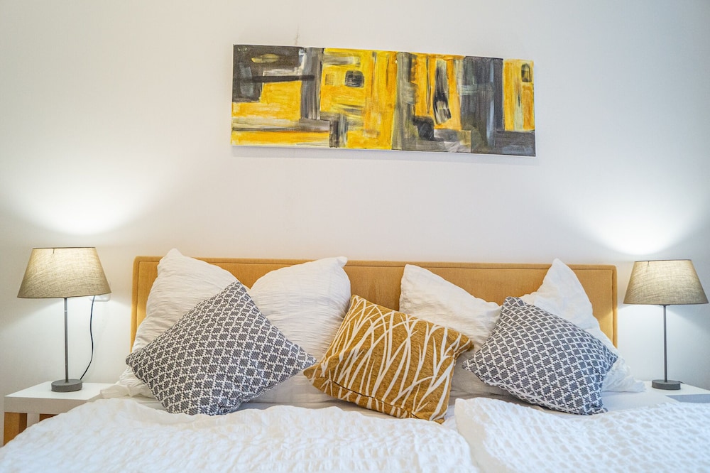 Beautiful 2BR - 12 min from Downtown