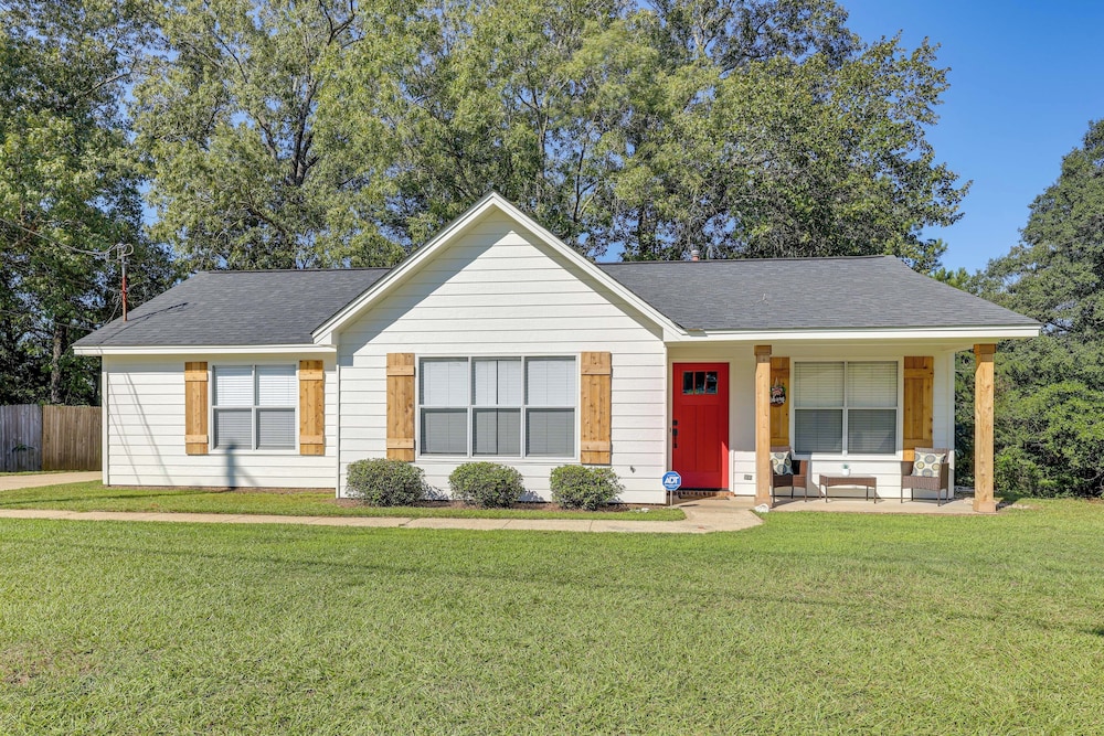 Centrally Located Prattville Home: 2 Mi to Dwtn