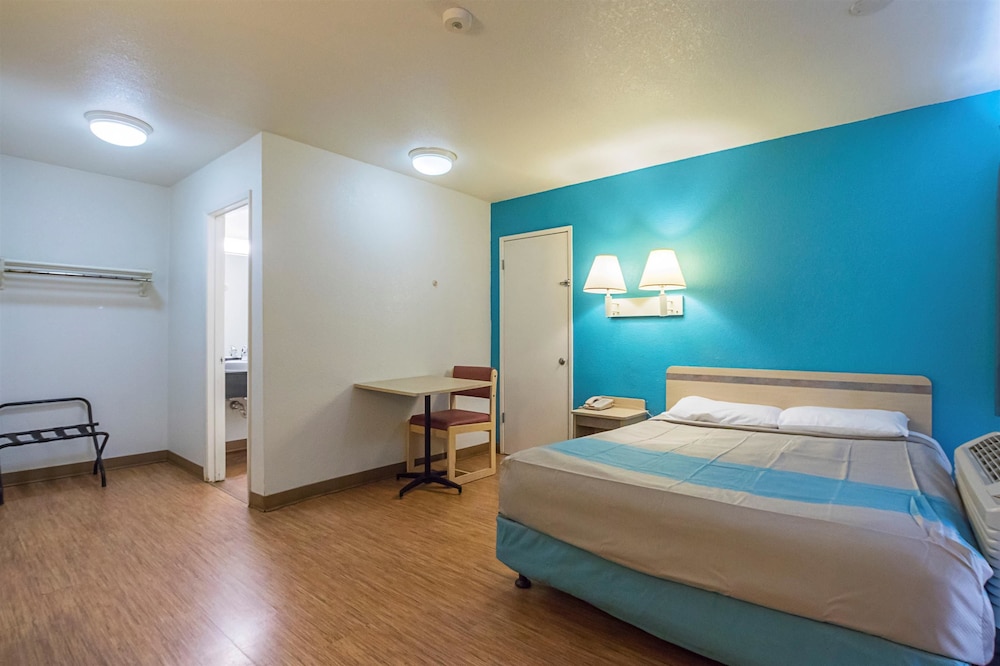 Motel 6 Rochester, MN