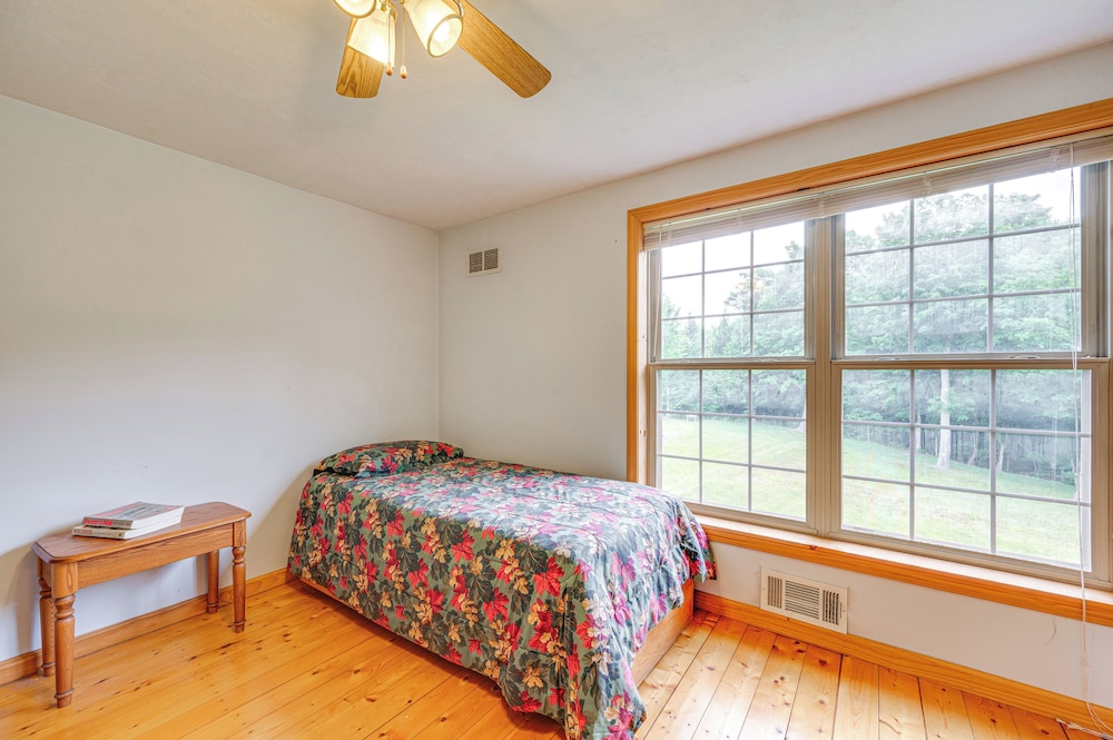 5 Mi to Jay Peak Resort: Cabin w/ Pond Access!