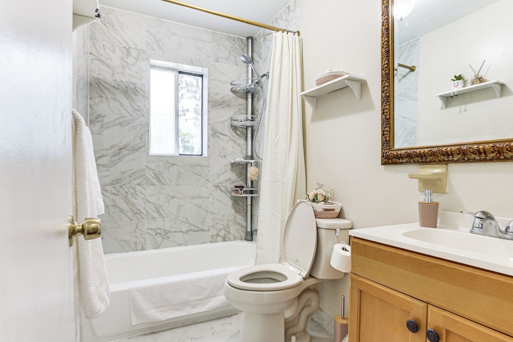2 Mi to The Marketplace: Spring Valley Apartment