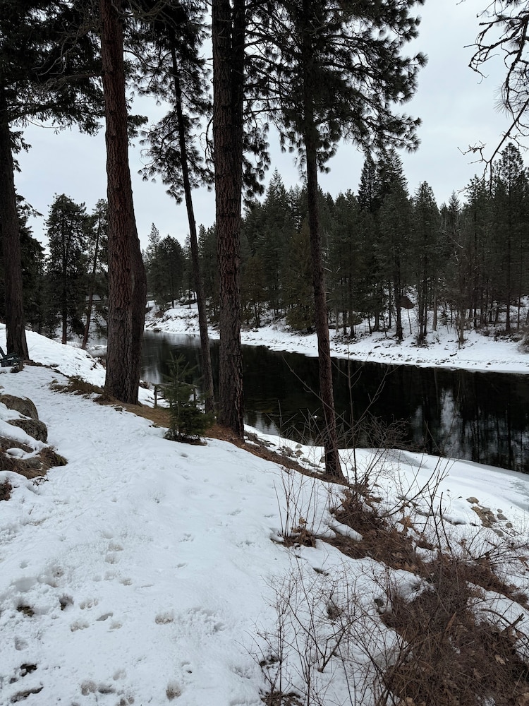 All Seasons River Inn