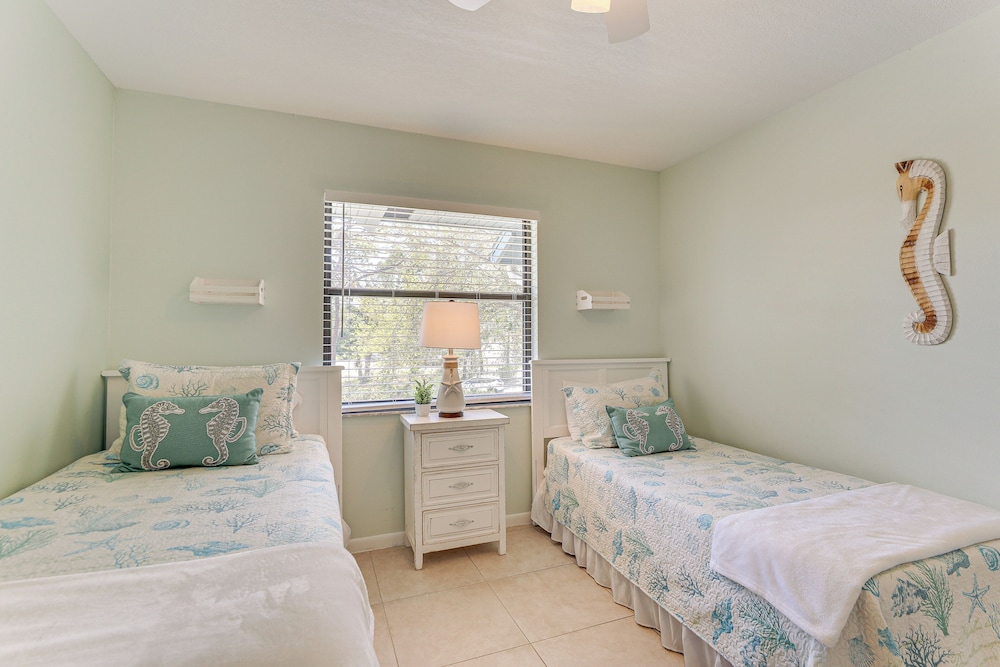 7 Mi to Beach: Condo w/ Pool Access in Bradenton!