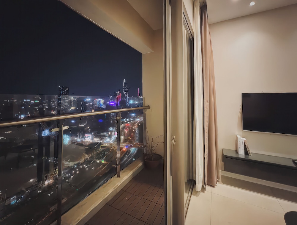 Brilliant view Millennium Pool & Netflix
