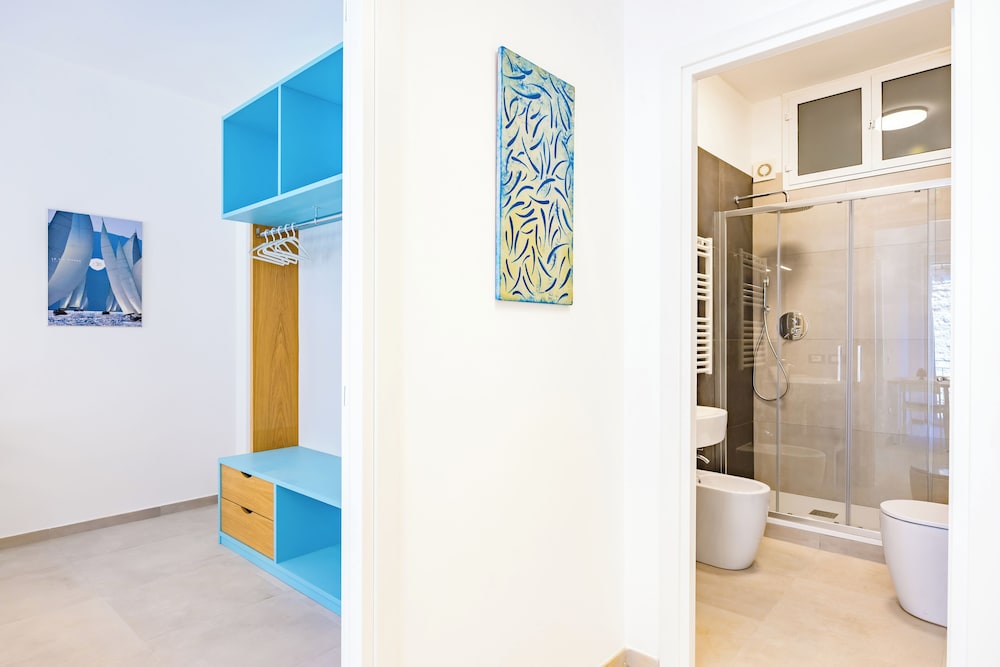 Brombeis Double Bedroom Center by Napoliapartments